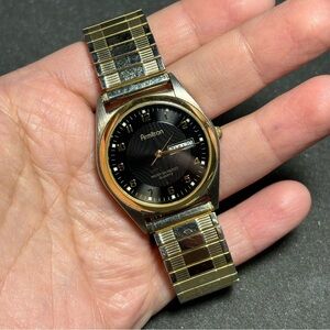 Vintage Mens Armitron 2 Tone Quartz Watch with Day/Date Expandable Strap Working